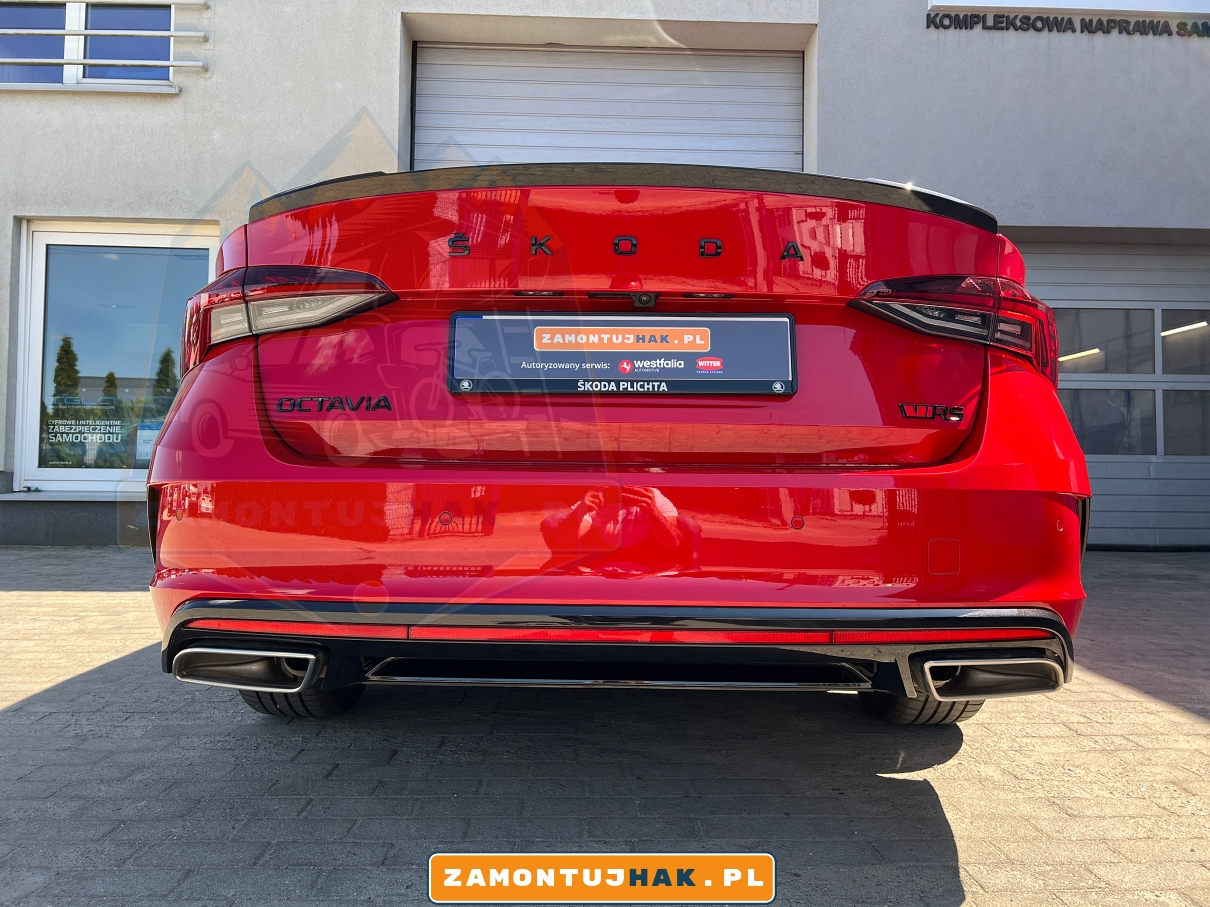 Czerwona skoda octavia iv sedan wersja rs z zamontowanym hakiem holowniczym Westfalia 322094600001 z zdemontowaną kulą holowniczą zdjecie z bliska, zbliżenie na tył samochodu